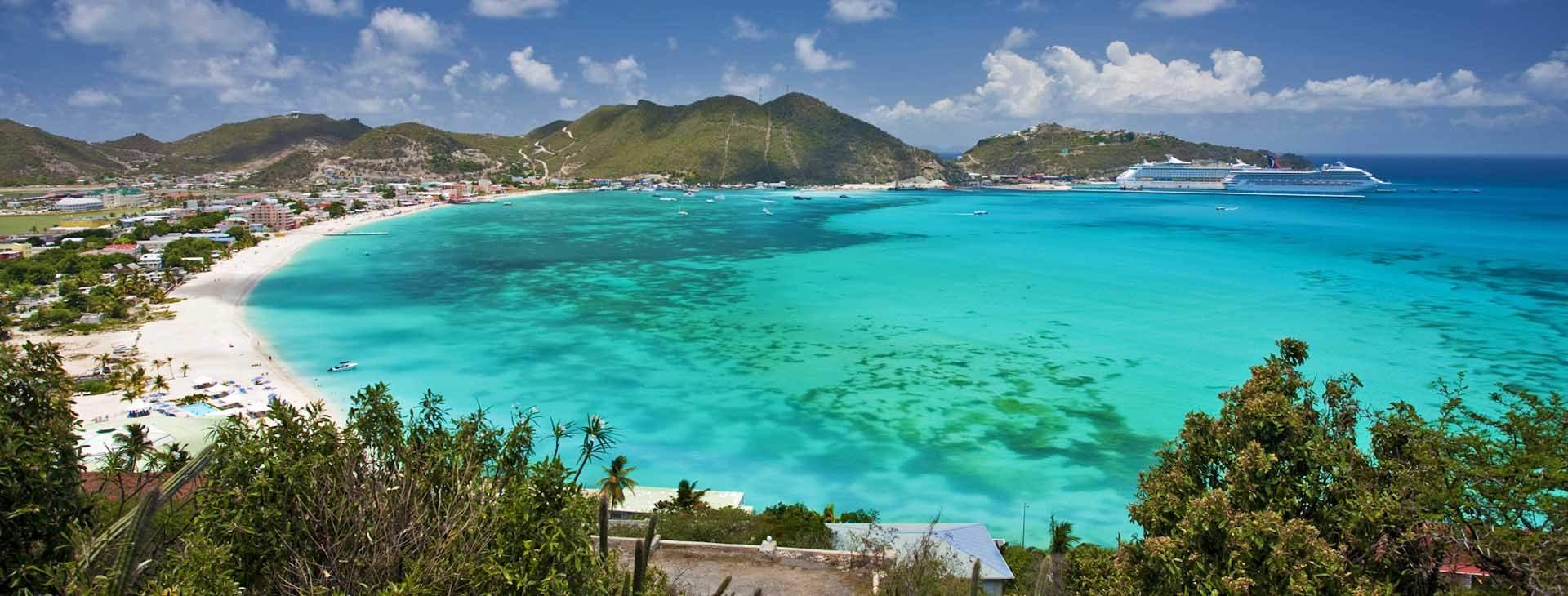 Great Bay beach is located next to the shopping street and only a stone throw away from the cruise ship terminal