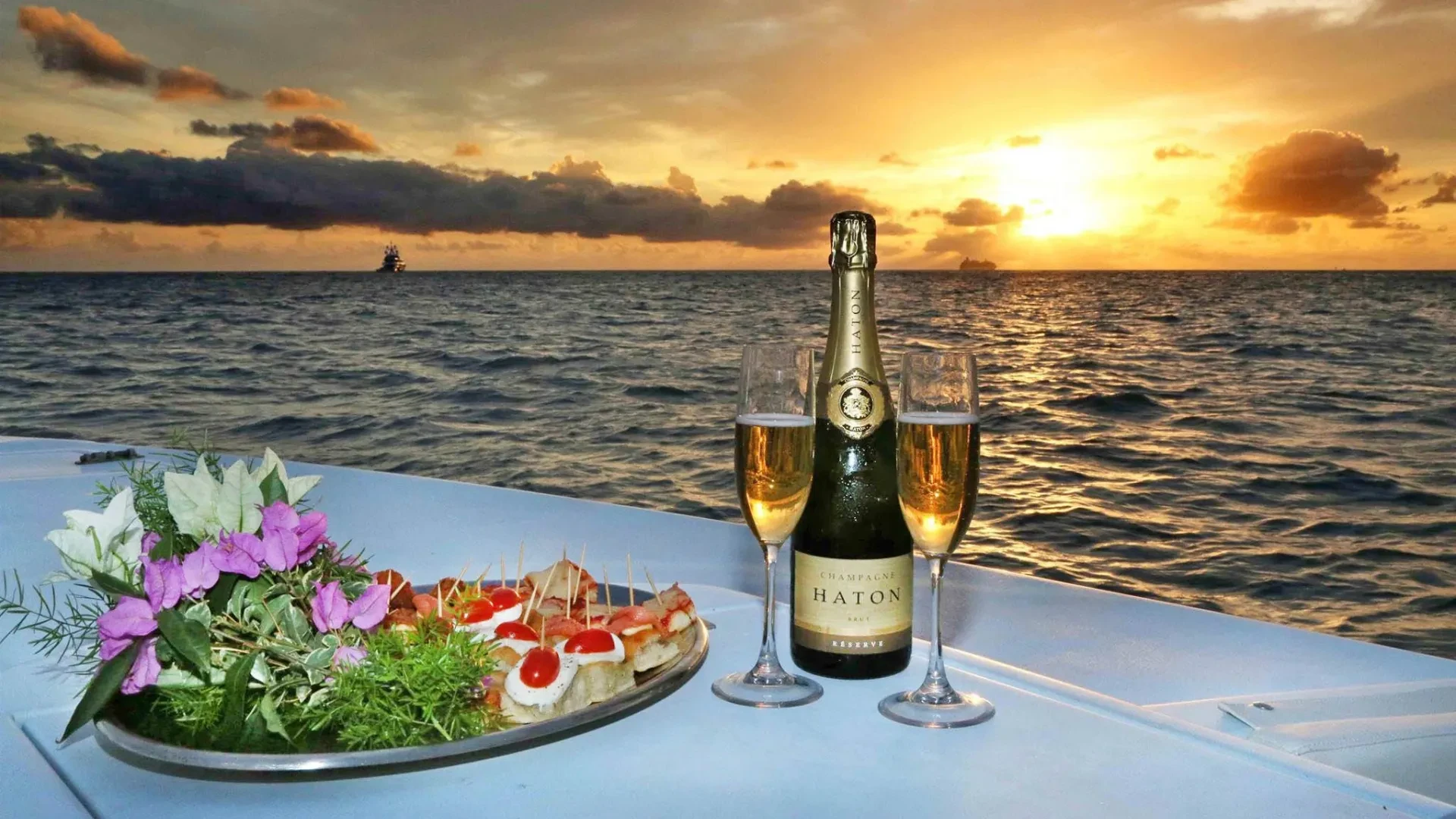 Sunset Champagne Speedboat Tour in St. Maarten