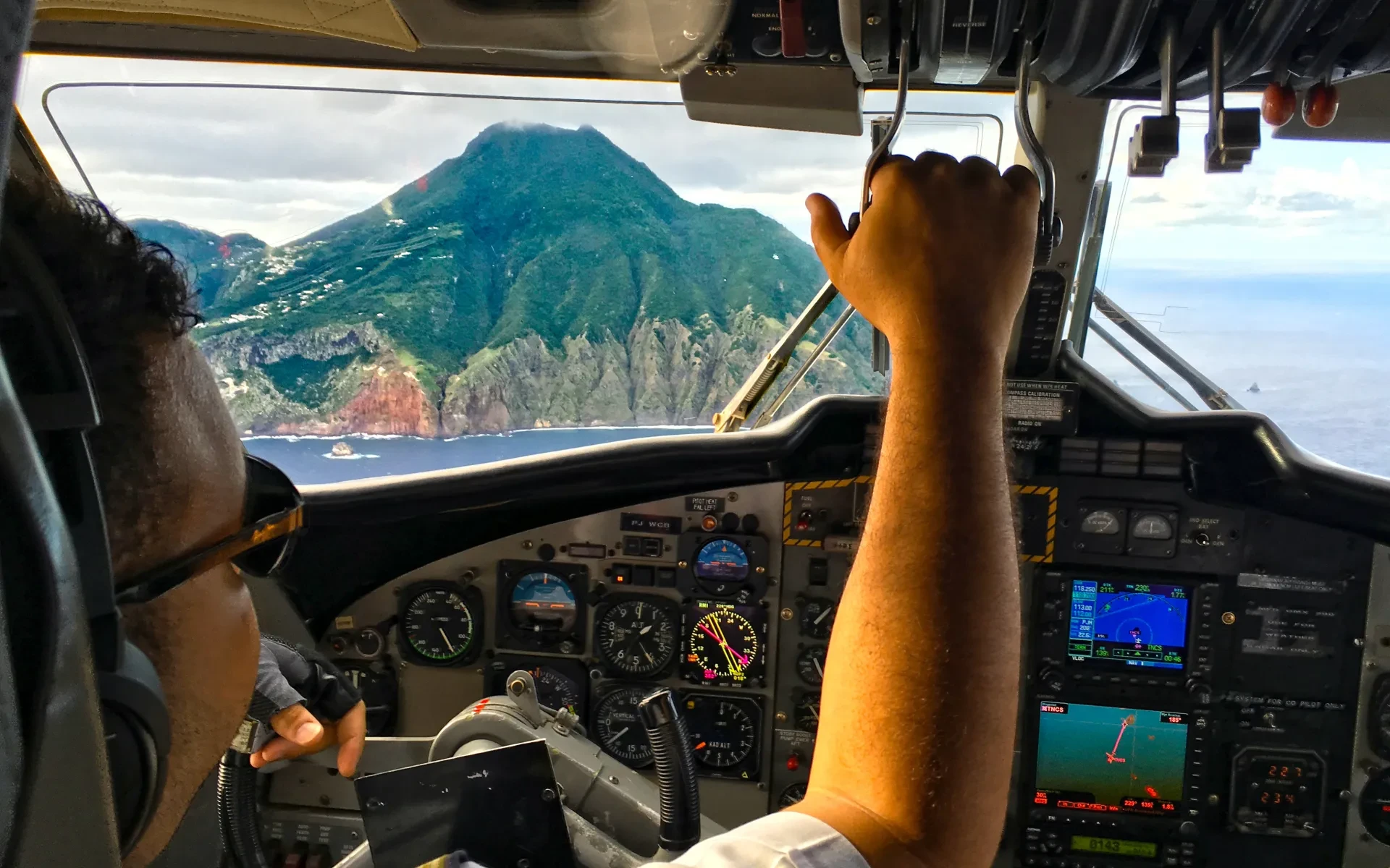 FREAKY! Landing On World's Shortest Runway At Saba Airport
